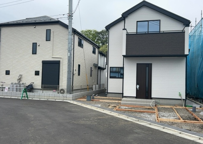 【前面道路含む現地写真】 | お持ちの車種によっては前面道路が広い方が便利でしょう。しかし、前面道路が広ければその分交通量が多くなるため、騒音などが気になる場合があります。実際に現地を見学し、周辺交通量や騒音などを確認しましょう！