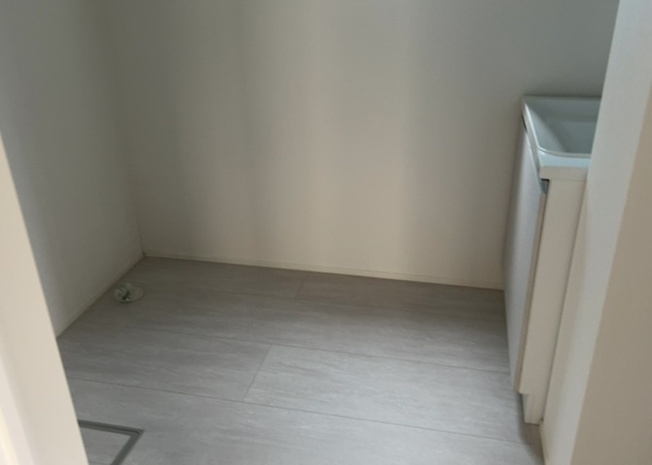 【脱衣所】 | 多くの戸建て住宅で見かける洗面脱衣所は、洗面台と洗濯機が2畳ほどのスペースに並べられていて、洗面所が脱衣所を兼ね備えている間取りが一般的です。お客様が利用することもある、パブリックな空間でもあります。