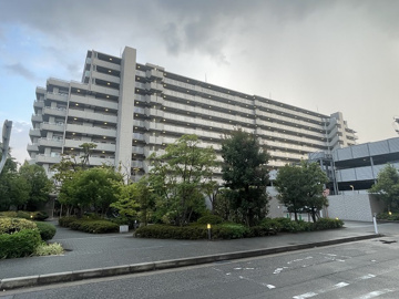オートロックで外部の人間が簡単に出入りできないため安心です。