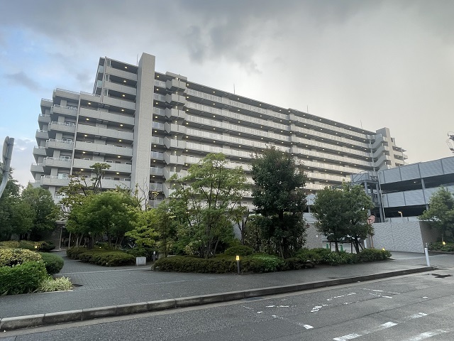 オートロックで外部の人間が簡単に出入りできないため安心です。