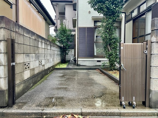 野火止戸建の駐車場