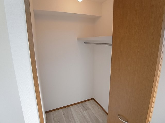 エスポワールの収納|奥行きの有るウォークインクローゼット収納