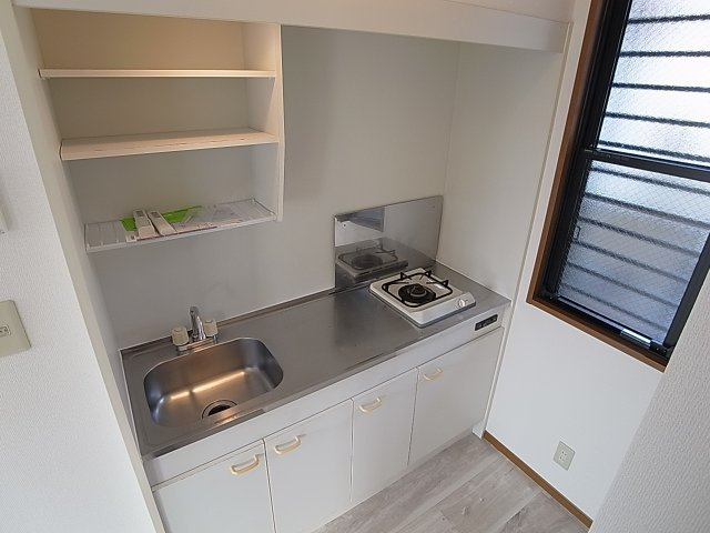 エスポワールのキッチン|ガスコンロ付キッチン。窓付換気良好も嬉しいポイント