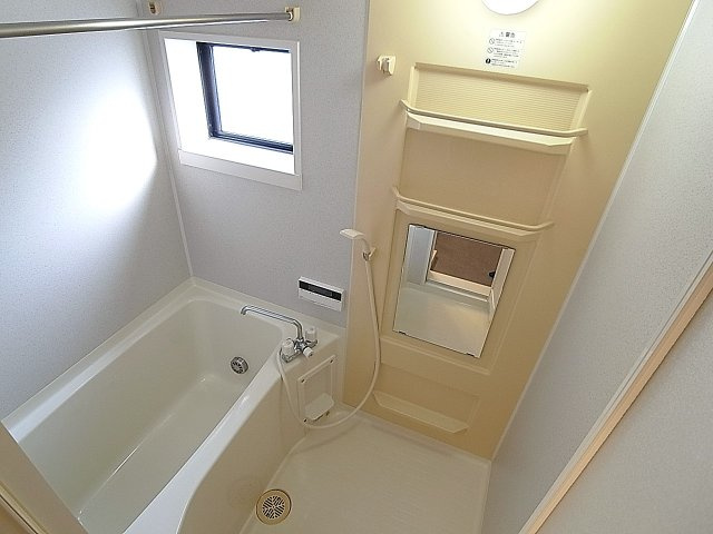 エスポワールの浴室|追焚機能や浴室乾燥機などの付いたバスルーム、小窓付き