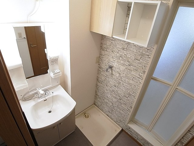 エスポワールの洗面所|シャワー付きの独立洗面台、脱衣所も広く便利