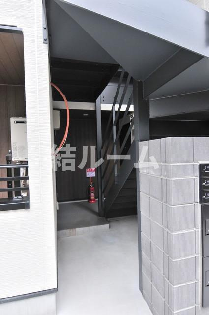 豊島区池袋本町１丁目のアパートのエントランス