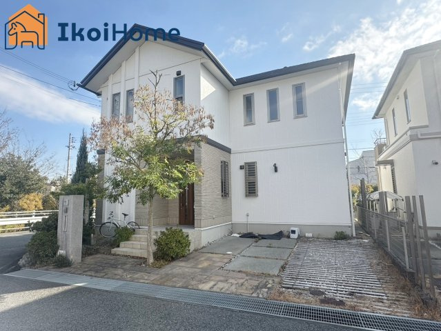 神戸市西区井吹台北町3丁目　中古戸建の外観|地下鉄「西神南」駅徒歩17分！お車並列で2台駐車可！小学校3分で通学も便利♪WIC付きの4LDK！