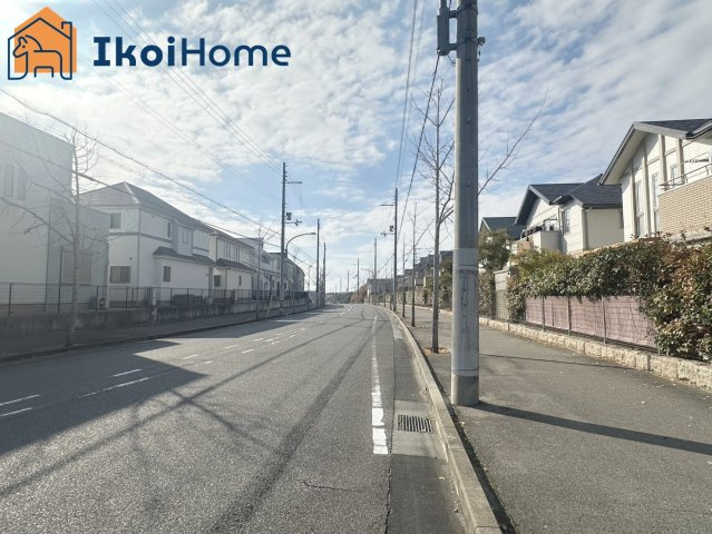 神戸市西区井吹台北町3丁目　中古戸建の前面道路含む現地写真|●年中無休：当日予約可●北西側・北東側は幅員約6ｍ、南東側は17.9ｍの開放的な三面道路です！