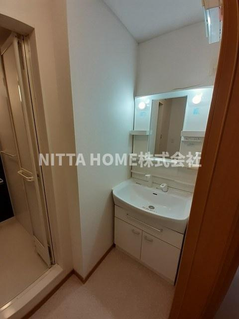 アルメールＢの洗面所|シャワー付きの洗面台朝の準備も楽々です★