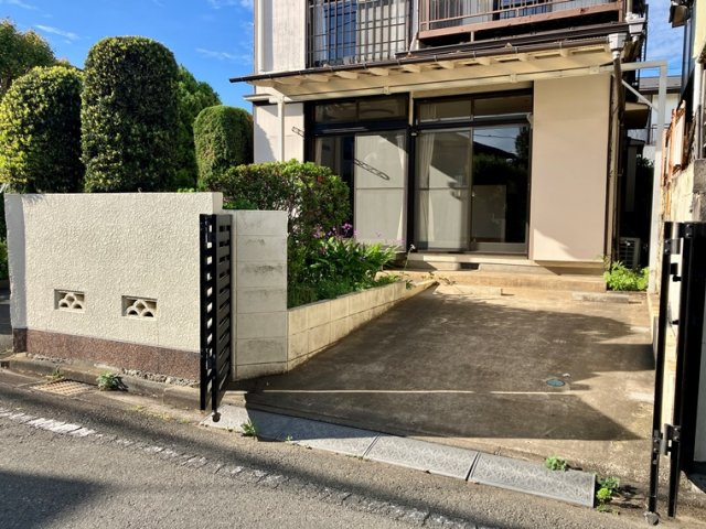 佐須町戸建の駐車場
