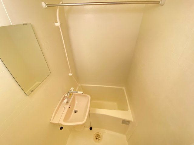 レオパレストラオムの浴室|落ち着いた空間のお風呂です