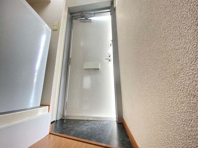 レオパレストラオムの玄関|収納もある玄関です