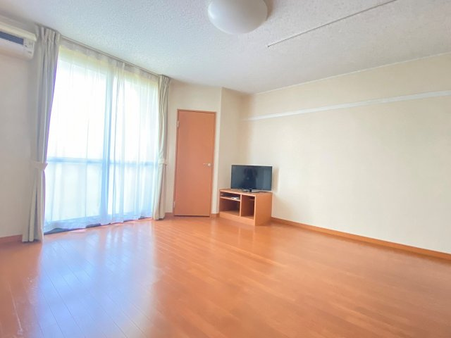 レオパレスアゼリアカーサの居間・リビング|ゆったりとしたリビングです