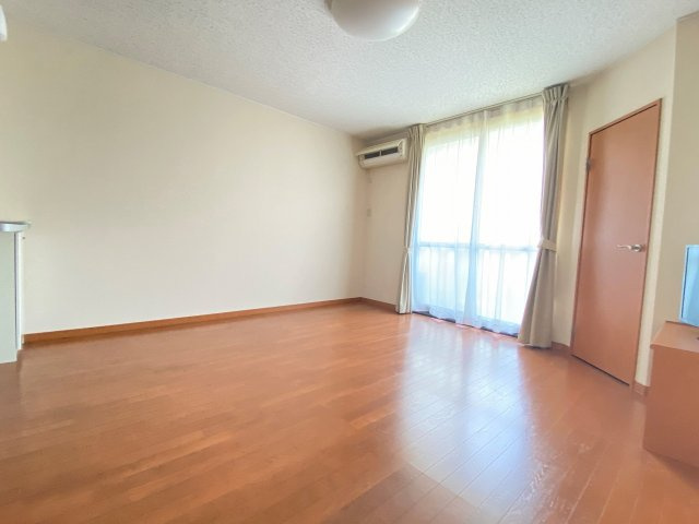 レオパレスアゼリアカーサの居間・リビング|ゆったりとした居間です