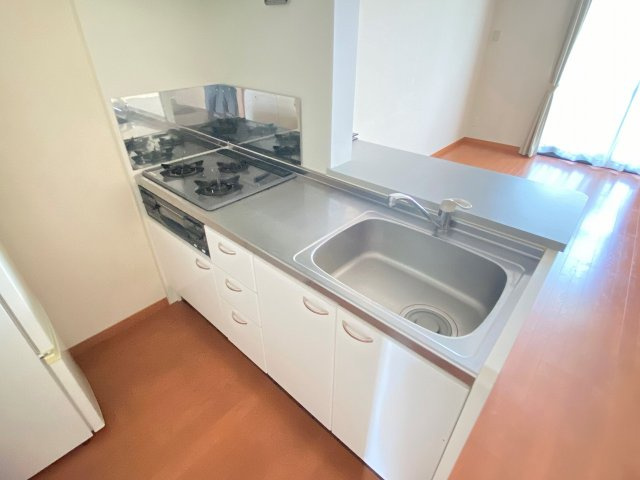 レオパレスアゼリアカーサのキッチン|お料理しやすいキッチンです