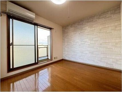 ラカーサ今里の洋室