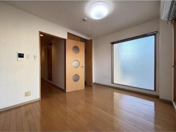 ラカーサ今里の洋室