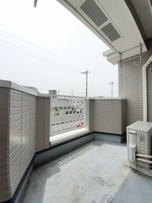 【バルコニー】 | アルモニーハイツ | 開放的で明るい空間を演出してくれるバルコニーです