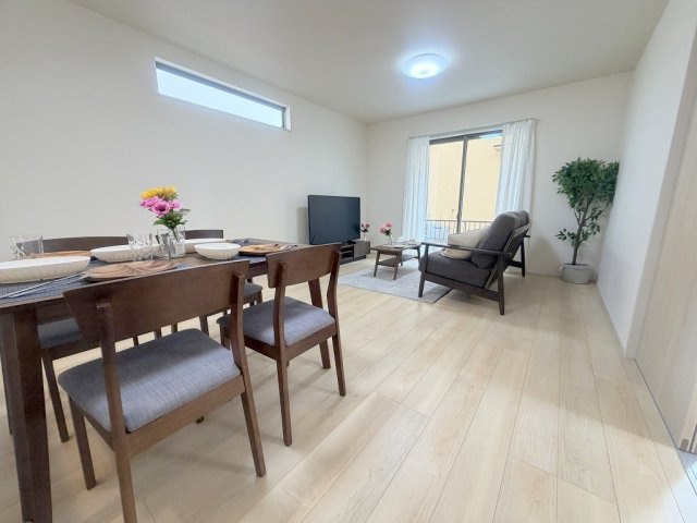 三郷市戸ケ崎　新築戸建　全2棟　B号棟の居間・リビング|同施工会社の参考写真になります。