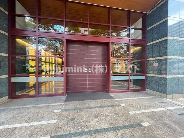 ロイヤルパークス桃坂のエントランス