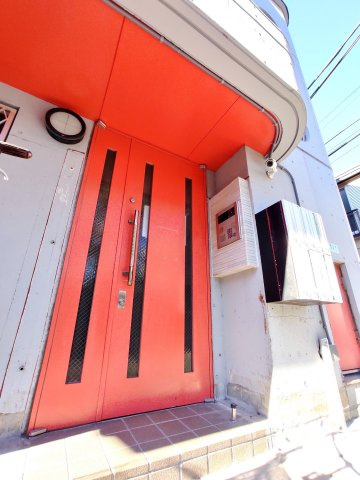 中野区中央２丁目の賃貸マンションのエントランス