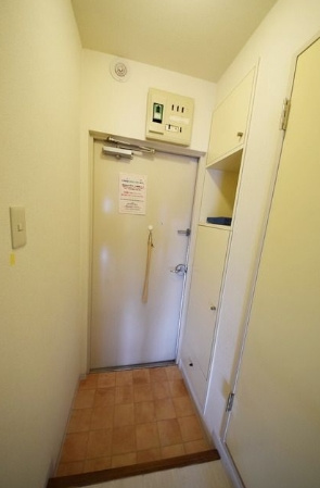 府中市八幡町２丁目の賃貸マンションの玄関