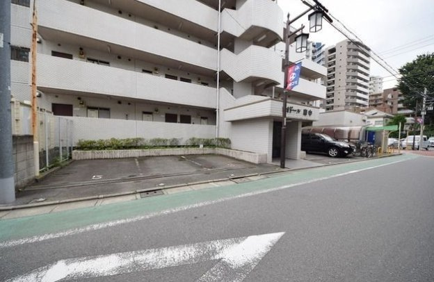 府中市八幡町２丁目の賃貸マンションの駐車場