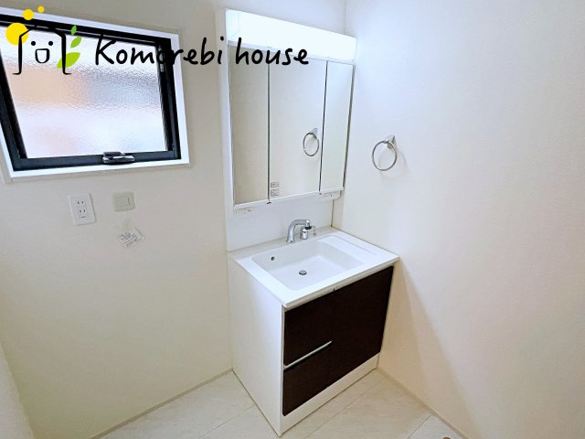 上尾市浅間台　新築一戸建て　リーブルファイン　01の独立洗面台|独立洗面台、小物を置くことができて便利です