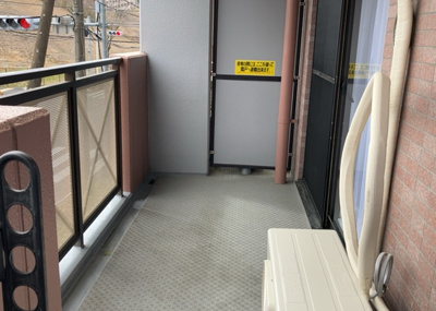【バルコニー】 | ライオンズマンション南大沢 | バルコニーは、室外の専用スペースのうち、「屋根がなく開放された空間」であるものを指します。ベランダより広いタイプのものが多く、日当たりもよいため家庭菜園などを楽しみたい人にとって適した環境となります。