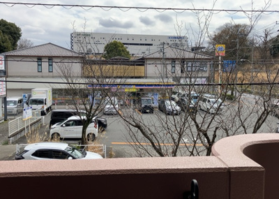 【展望】 | ライオンズマンション南大沢 | 眺望の良さを楽しめるダイニングキッチンで家族団らんの時間を過ごしてはいかがでしょうか。バルコニーから見える景色を家族で眺める時間は、時間が経つのを忘れてしまいそうですね。是非、現地を見に行きましょう！