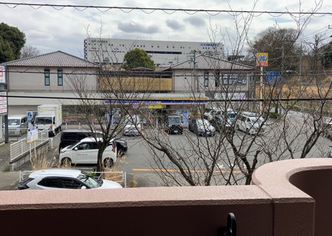 【展望】 | ライオンズマンション南大沢 | 眺望の良さを楽しめるダイニングキッチンで家族団らんの時間を過ごしてはいかがでしょうか。バルコニーから見える景色を家族で眺める時間は、時間が経つのを忘れてしまいそうですね。是非、現地を見に行きましょう！