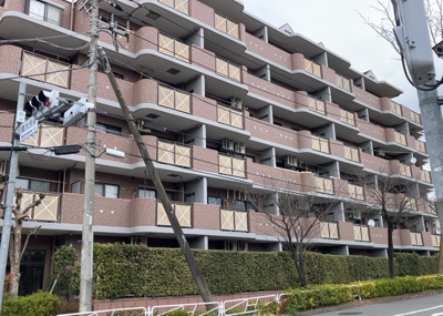 【外観】 | ライオンズマンション南大沢 | 外観はマンション管理がされているかの目安になります。築年数が古いと、壁面は劣化してひび割れが生じることも！建物が古びていても細かいところが修繕されていると、きちんと管理されているなぁと感じるでしょう。