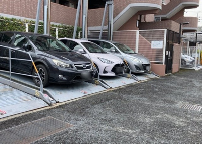 【駐車場】 | ライオンズマンション南大沢 | 車一台あたりに必要なスペースは、標準サイズの普通自動車で横幅2m50cm、長さ5mは必要になります。ただし、乗降のことも考慮して横幅3m30cm、長さ5m50cmほどは確保できるところを選びましょう。