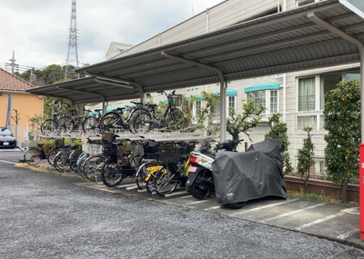 【外観】 | ライオンズマンション南大沢 | 隣家の土地はどうなっているのか、生活利便施設が近くにあるのか、学校まで近いかなど、お客様のライフスタイルにあわせたイメージが重要です。また、近くにあると困る施設が近くにないかも確認するといいでしょう。