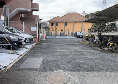 【駐車場】 | ライオンズマンション南大沢 | 駐車場と明記されていても、最小スペースでつくられた駐車場だと大型車は駐車できなかったり、出入りしにくくなったりする可能性があります。お車のサイズと購入したい物件の駐車場のサイズを現地で確認しましょう。