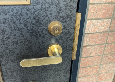 【玄関】 | ライオンズマンション南大沢 | 玄関は家の顔でもあり、家族以外の目にも止まる場所です。玄関は外との間を仕切る扉、靴などをしまっておく収納スペース、靴脱ぎのたたきスペース、来客とのやり取りをするドアホンなど複数のアイテムからなります。