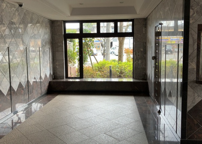 【内装】 | ライオンズマンション南大沢 | 共有部分は、住民なら誰もが使える設備のこと。例えば駐車場やエレベーター、インターネット設備、セキュリティ設備などがあります。他にも、マンションの廊下・外部階段やエントランス・ゴミ置き場などがあります。