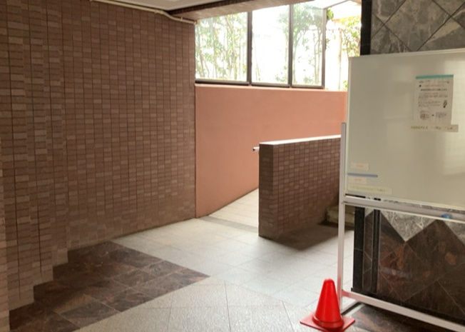 【ロビー】 | ライオンズマンション南大沢 | ロビーというと、エントランスと何がちがうの？と思いますよね。実はロビーとエントランスには明確な決まりはありません。物件によっては、エントランスを入って広がるある程度の広さのある空間がロビーとなります。