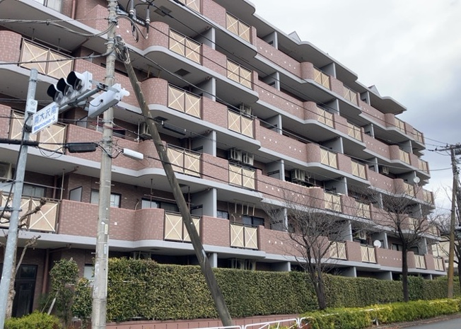 【外観】 | ライオンズマンション南大沢 | ＲＣ造、Reinforced Concreteは直訳すると補強されたコンクリートです。主に柱や梁・床・壁が鉄筋とコンクリートで構成おり、鉄筋を組んだ型枠にコンクリートを流し込んで固めたものを指します。