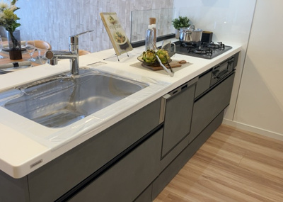 【展望】 | ライオンズマンション南大沢 | 眺望の良さを楽しめるダイニングキッチンで家族団らんの時間を過ごしてはいかがでしょうか。バルコニーから見える景色を家族で眺める時間は、時間が経つのを忘れてしまいそうですね。是非、現地を見に行きましょう！