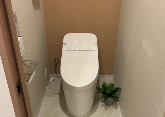 【トイレ】 | ライオンズマンション南大沢 | トイレは大きさや形、機能、抗菌性などが異なる多種多彩なタイプが各メーカーから出ています。それぞれに良さがあるため、事前にどういったタイプのトイレがいいのかをご家庭内で決めて、内見に行くといいでしょう。