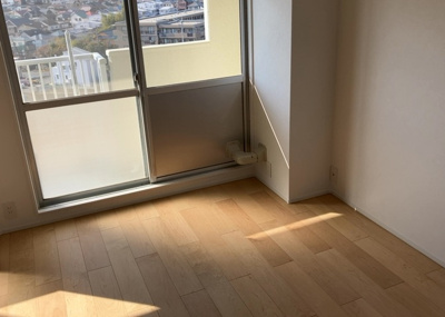 【洋室】 | 東建座間ハイツ東館４号棟 | 洋室のメリットは重い家具が置きやすく、身の回りが整理しやすいことです。 床がフローリングのため畳とは異なり凹みにくいです。 クローゼットなど収納が豊富で、普段使わない旅行カバンや服の整頓も簡単にです。