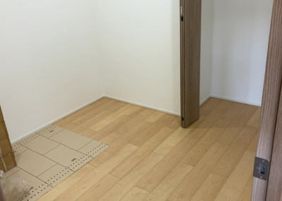 【寝室】 | 東建座間ハイツ東館４号棟 | 寝室でゆっくりと過ごすためにはベッド周りの適度な空間を担保することや窓の位置、照明の明るさ、寝室の広さなどを考える必要があります。自身や家族の構成とライフスタイルに併せて寝室にする部屋を選びましょう！