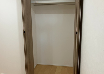 【収納】 | 東建座間ハイツ東館４号棟 | デザイン性を重視しすぎて収納が少なかった！なんてことにならないため、事前に現地で収納の数を確認しておくことをお勧めします。クローゼット以外にも床下収納や屋根裏収納、パントリーなどもチェックしましょう。