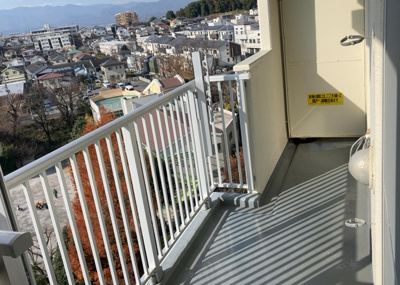 【バルコニー】 | 東建座間ハイツ東館４号棟 | バルコニーは、室外の専用スペースのうち、「屋根がなく開放された空間」であるものを指します。ベランダより広いタイプのものが多く、日当たりもよいため家庭菜園などを楽しみたい人にとって適した環境となります。
