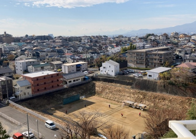 【展望】 | 東建座間ハイツ東館４号棟 | 眺望の良さを楽しめるダイニングキッチンで家族団らんの時間を過ごしてはいかがでしょうか。バルコニーから見える景色を家族で眺める時間は、時間が経つのを忘れてしまいそうですね。是非、現地を見に行きましょう！
