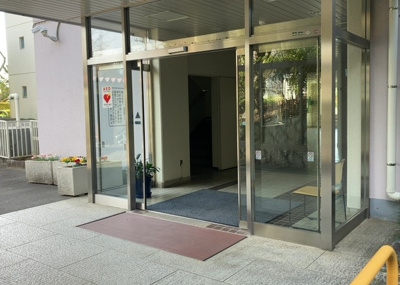 【エントランス】 | 東建座間ハイツ東館４号棟 | マンションのエントランスには、もともと風よけや防犯の役割がありますが、マンションによって宅配ボックスなどの設備が備わっている所もあります。日々の生活をイメージしながら生活しやすさをチェックしましょう。