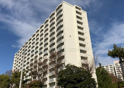 【外観】 | 東建座間ハイツ東館４号棟 | 外観はマンション管理がされているかの目安になります。築年数が古いと、壁面は劣化してひび割れが生じることも！建物が古びていても細かいところが修繕されていると、きちんと管理されているなぁと感じるでしょう。