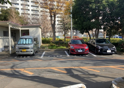 【駐車場】 | 東建座間ハイツ東館４号棟 | 駐車場と明記されていても、最小スペースでつくられた駐車場だと大型車は駐車できなかったり、出入りしにくくなったりする可能性があります。お車のサイズと購入したい物件の駐車場のサイズを現地で確認しましょう。