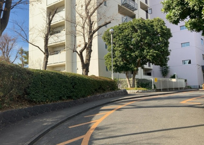 【庭】 | 東建座間ハイツ東館４号棟 | 物件によっては、入居者が個人的に使用できる専用庭がついているものもあります。また、住宅の中にある土間の部分を庭と呼ぶこともあります。庭の用途は住む人によって変わり、それによってデザインもさまざまです。